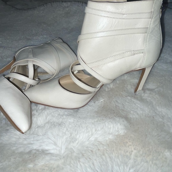 New Nine West Teatime Women's Strappy white Leather Zip Heel Pumps Size 6.5 - Picture 3 of 12